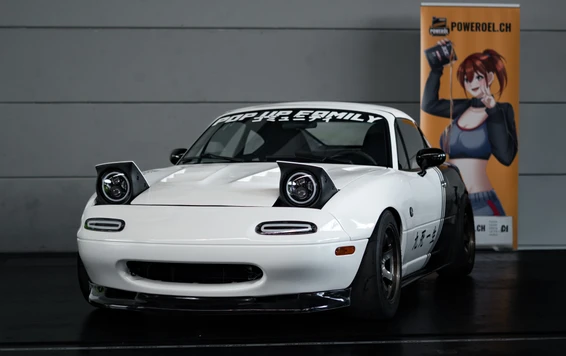 Wei&szlig;e Mazda MX-5 mit modifizierten Scheinwerfern auf der Tuning World Bodensee 2026