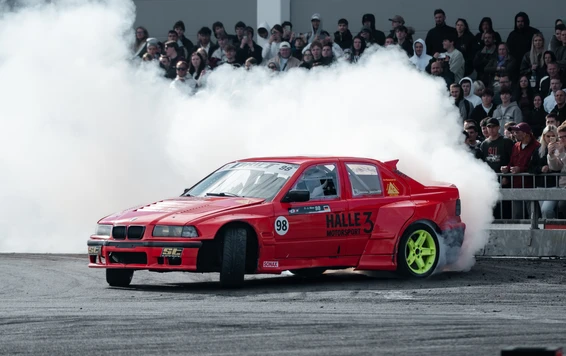 Drift-Event auf der Tuning World Bodensee 2026 Roter BMW beim Driften auf der Tuning World Bodensee 2026 in Friedrichshafen