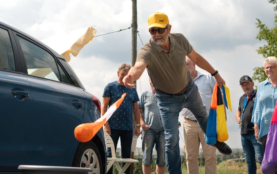 Teilnehmer wirft mit einem Ball auf einen Beh&auml;lter w&auml;hrend der Spa&szlig;rallye Bodensee 2026