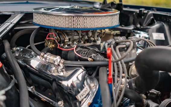 Motorraum mit verchromtem Luftfilter und schwarzen Leitungen auf der 10. Spa&szlig;rallye Bodensee 2026
