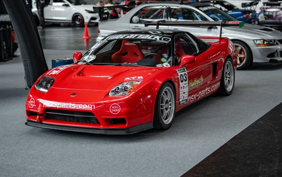 Tuning World Bodensee 2026 in Friedrichshafen Roter Sportwagen an einem Messestand auf der Tuning World Bodensee 2026