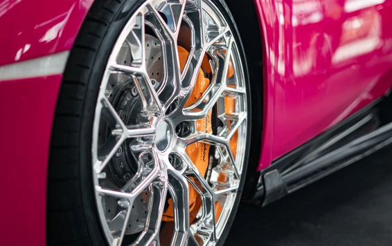 Tuning World Bodensee 2026 in Friedrichshafen Detailaufnahme eines pinken Sportwagens mit auffälligen Felgen und Bremsen