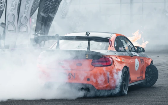 Orange BMW F30 w&auml;hrend einer Drift-Show auf der Tuning World Bodensee 2026