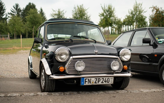 Schwarzer Mini Cooper steht auf einem Parkplatz w&auml;hrend der 10. Spa&szlig;rallye Bodensee 2026