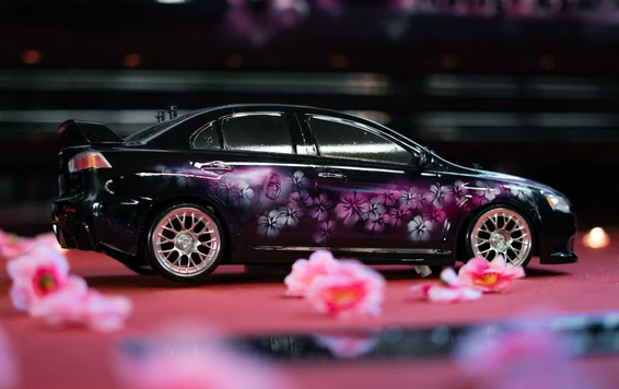Tuning World Bodensee 2026 in Friedrichshafen Schwarzes Auto mit pinken Blumen-Motiven auf der Tuning World Bodensee 2026