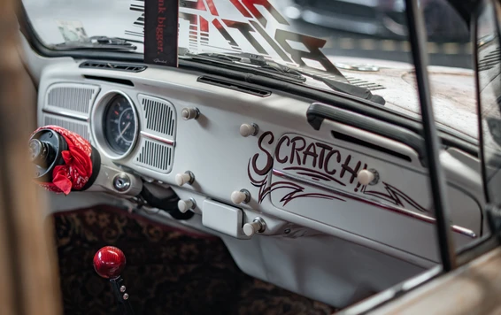 Innenansicht eines Oldtimers mit modifiziertem Armaturenbrett und Schaltknauf auf der Tuning World Bodensee 2026