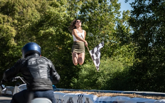 Glemseck101-FlagGirl01