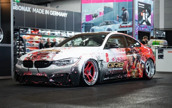 BMW 4er Coup&eacute; mit auff&auml;lliger Folierung und modifizierten Felgen auf der Tuning World Bodensee 2026