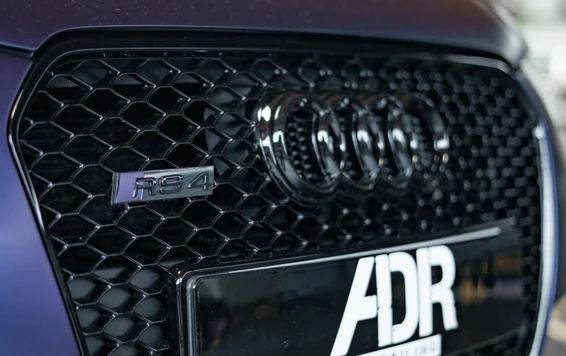 Audi RS4 Frontansicht mit abgedunkelter K&uuml;hlergrill und ADR-Logo