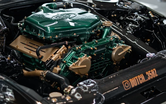 Modifizierter Motorraum eines Fahrzeugs mit gr&uuml;ner Motorhaube auf der Tuning World Bodensee 2026