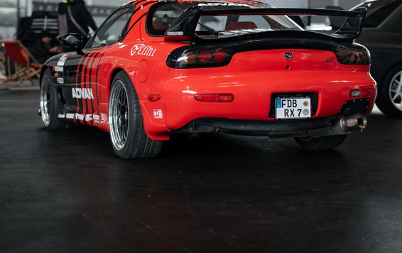 Roter Mazda RX-7 auf der Tuning World Bodensee 2026 in Friedrichshafen