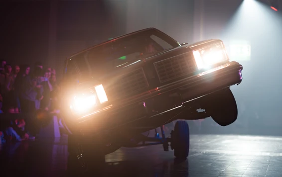 Auto f&uuml;hrt Stunt mit einem Rad auf der Tuning World Bodensee 2026 vor