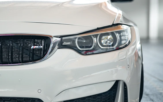 Wei&szlig;es BMW M4 Cabrio, Frontansicht, Tuning World Bodensee 2026