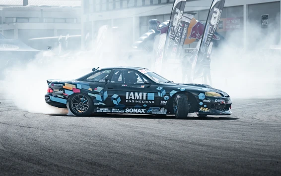 Driftendes Auto mit auff&auml;lligem Design auf der Tuning World Bodensee 2026