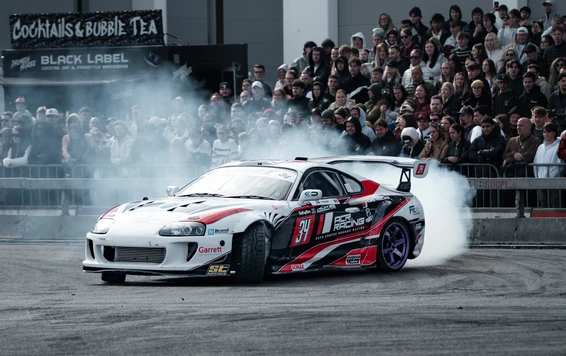 Toyota Supra driftet auf der Tuning World Bodensee 2026 in Friedrichshafen