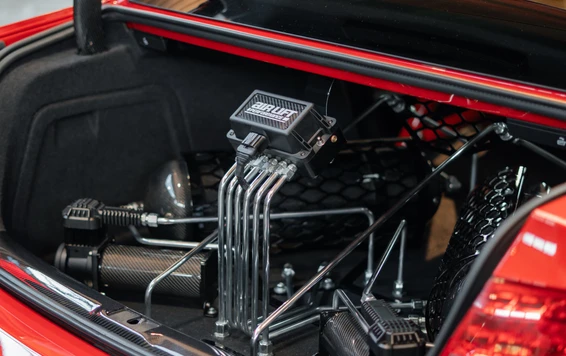 Tuning World Bodensee 2026 in Friedrichshafen Offenes Kofferraum von einem roten Fahrzeug mit Technik und Ausrüstung