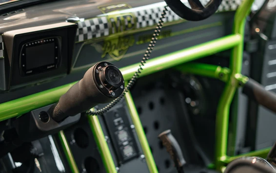 Modifiziertes Fahrzeuginterieur auf der Tuning World Bodensee 2026. Innenansicht eines modifizierten Fahrzeugs mit grünem Rahmen auf der Tuning World Bodensee 2026