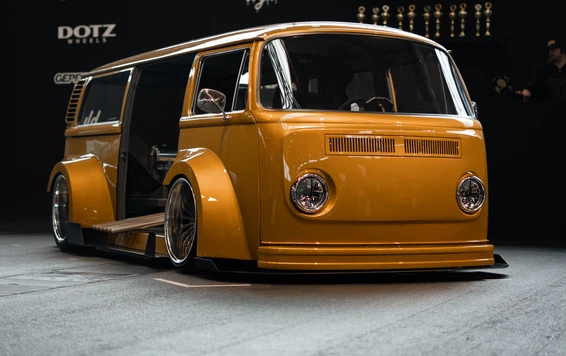 Gelber umgebauter Kleinbus auf der Tuning World Bodensee 2026, Friedrichshafen
