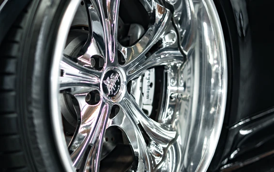 Felgendetail eines Fahrzeuges auf der Tuning World Bodensee 2026 Detailaufnahme einer verchromten Felge auf einem Fahrzeug, Tuning World Bodensee 2026