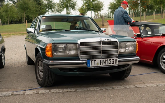 Gr&uuml;ner Mercedes-Benz mit deutschem Kennzeichen auf der Spa&szlig;rallye Bodensee 2026