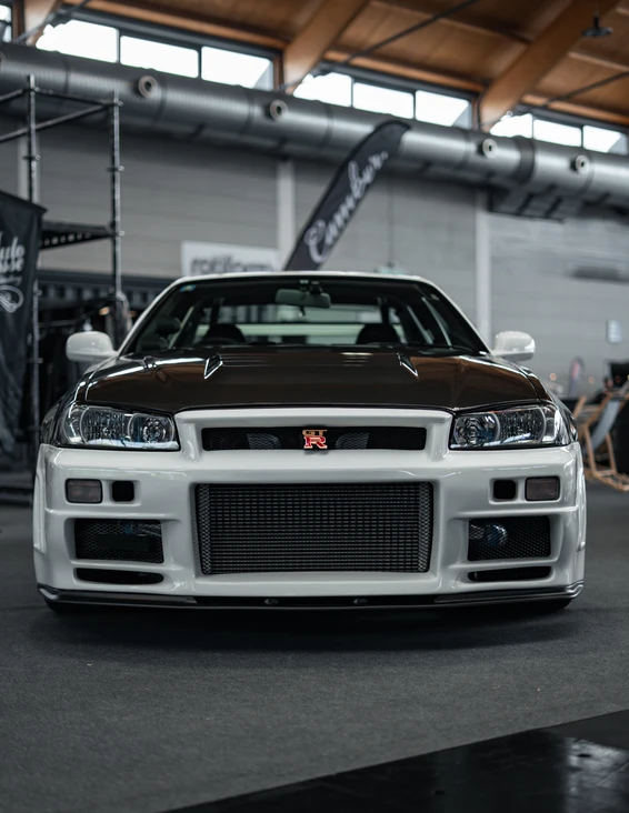 Leistungsstarker Sportwagen auf einer Tuning-Messe Nissan GT-R R34 auf der Tuning World Bodensee 2026 in Friedrichshafen