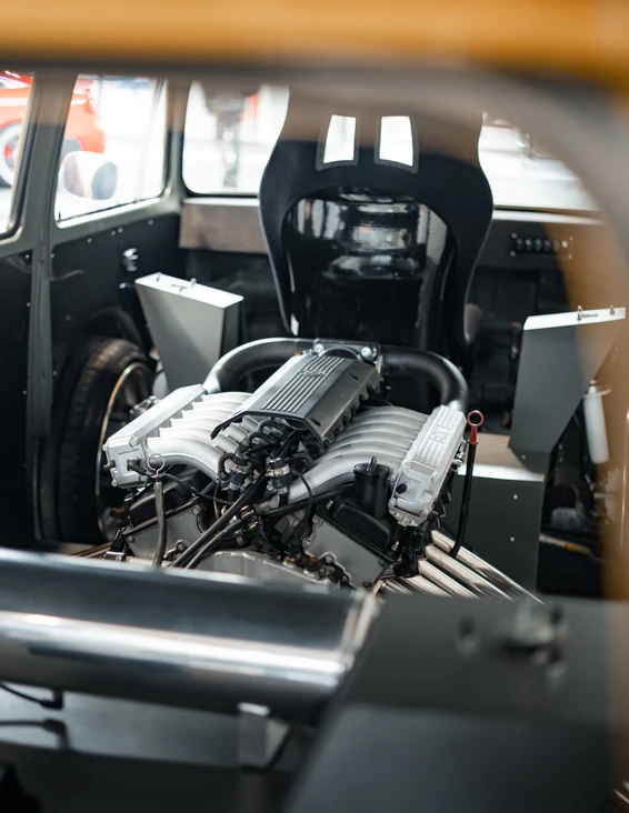 Blick in den Innenraum eines Tuningfahrzeugs mit Motor und Sitzelementen
