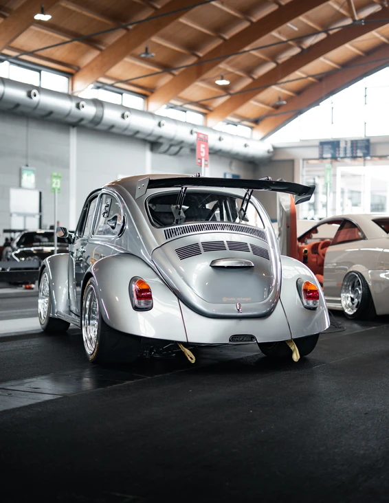 Tuning World Bodensee 2026, klassischer VW Käfer Silberner Tuning Volkswagen Käfer mit Spoiler auf der Tuning World Bodensee 2026