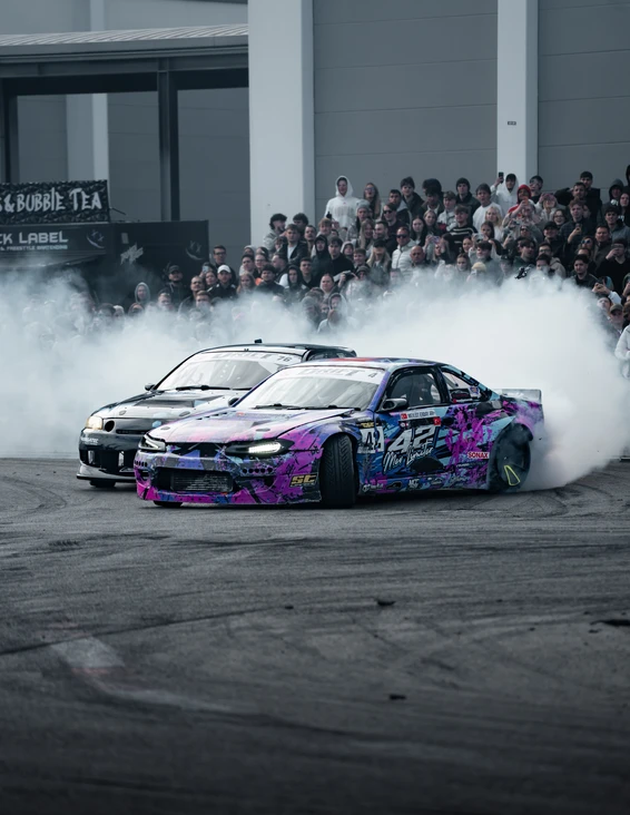Live Drift-Show auf der Tuning World Bodensee 2026 in Friedrichshafen. Drift-Action mit zwei Fahrzeugen auf der Tuning World Bodensee 2026