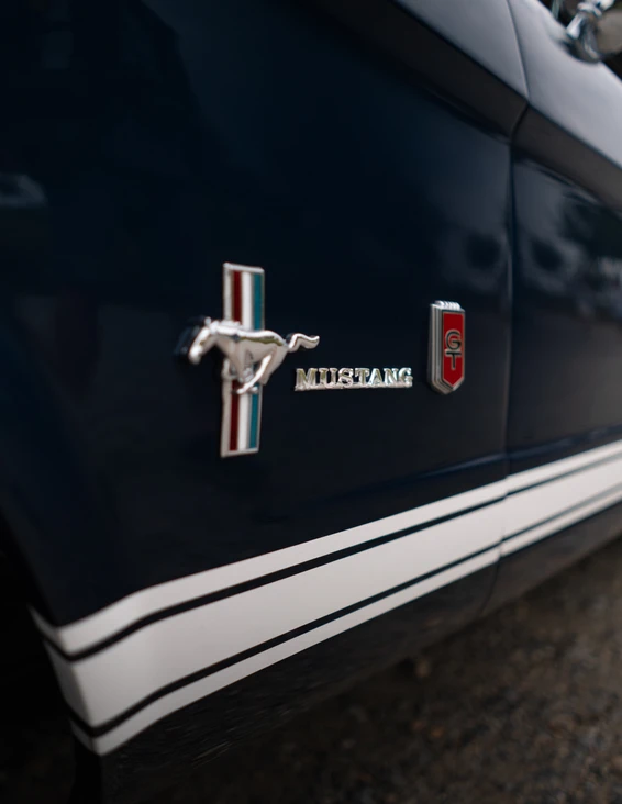 Ford Mustang Emblem auf dem Lack eines blauen Fahrzeugs bei der 10. Spa&szlig;rallye Bodensee 2026