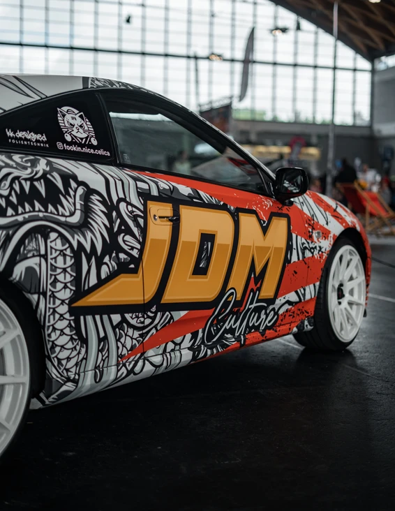 Veredelt modifizierter Sportwagen mit JDM Culture Folierung auf der Tuning World Bodensee 2026