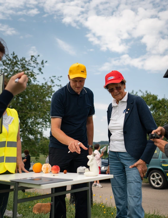 Zwei Personen interagieren am Tisch mit verschiedenen Objekten w&auml;hrend der 10. Spa&szlig;rallye Bodensee 2026.
