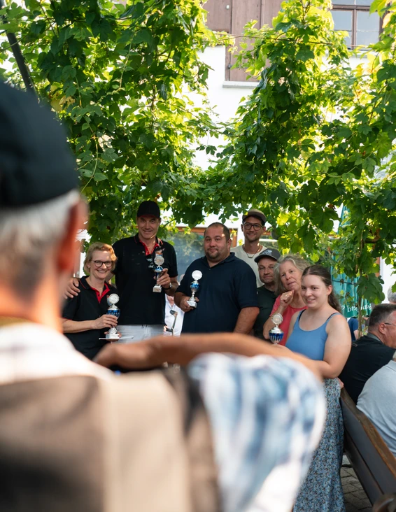 Gruppenfoto von Teilnehmern mit Pokalen bei der 10. Spa&szlig;rallye Bodensee 2026