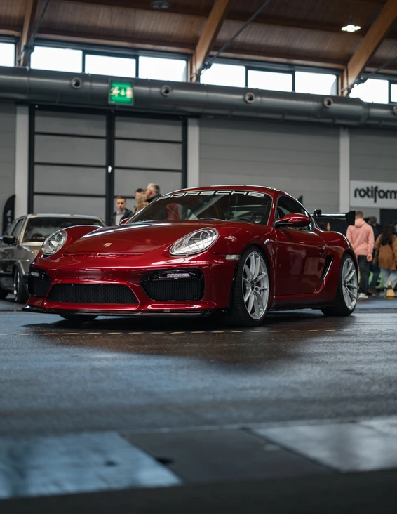 Tuning World Bodensee 2026. Roter Sportwagen auf der Tuning World Bodensee 2026 in Friedrichshafen.