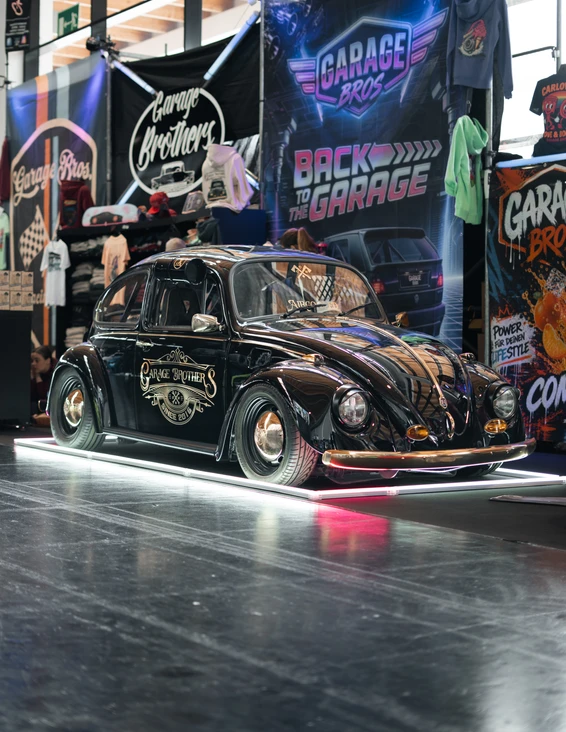 Tuning World Bodensee 2026 in Friedrichshafen. Schwarzer Volkswagen Käfer auf der Tuning World Bodensee 2026