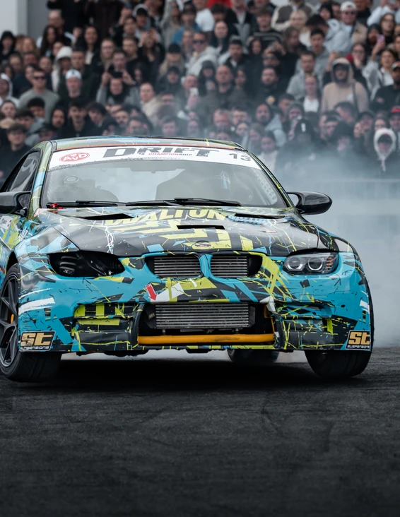 BMW im Drift auf der Tuning World Bodensee 2026 mit Publikum im Hintergrund.
