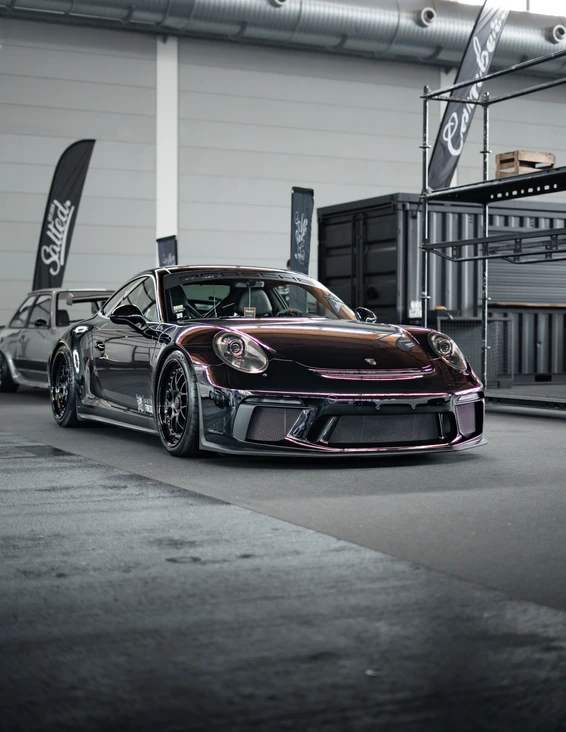 Präsentation eines modifizierten Porsche auf der Tuningmesse. Porsche 911 GT3 auf der Tuning World Bodensee 2026 in Friedrichshafen