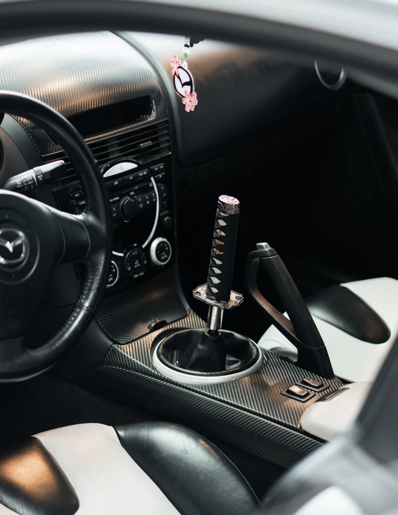 Mazda Innenraum auf der Tuning World Bodensee 2026. Innenaufnahme eines Mazda mit einem modifizierten Schalthebel und schwarzem Interieur auf der Tuning World Bodensee 2026.