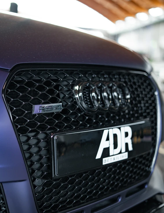 Tuning World Bodensee 2026 in Friedrichshafen Audi RS4 Frontansicht mit abgedunkelter Kühlergrill und ADR-Logo