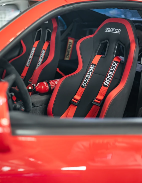 Innenaufnahme eines modifizierten Rennwagens auf der Tuning World Bodensee 2026 Zwei Sportsitze im Innenraum eines Rennwagens auf der Tuning World Bodensee 2026
