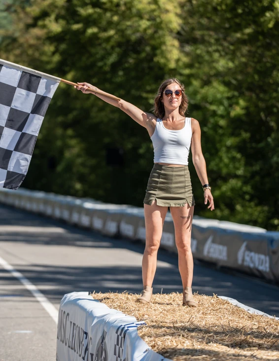 Glemseck101-FlagGirl02