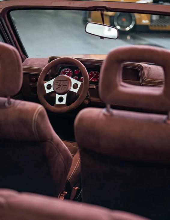 Tuning World Bodensee 2026 in Friedrichshafen Interieur eines modifizierten Fahrzeugs mit sportlichem Lenkrad und Armaturen