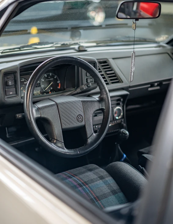 Tuning World Bodensee 2026 in Friedrichshafen Interieur eines Volkswagen mit sportlichem Lenkrad und karierten Sitzen