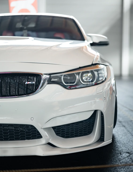 Wei&szlig;es BMW M4 Cabrio, Frontansicht, Tuning World Bodensee 2026