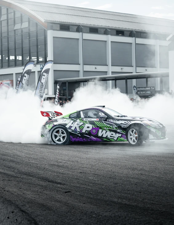 Driftwagen mit buntem Design bei der Tuning World Bodensee 2026