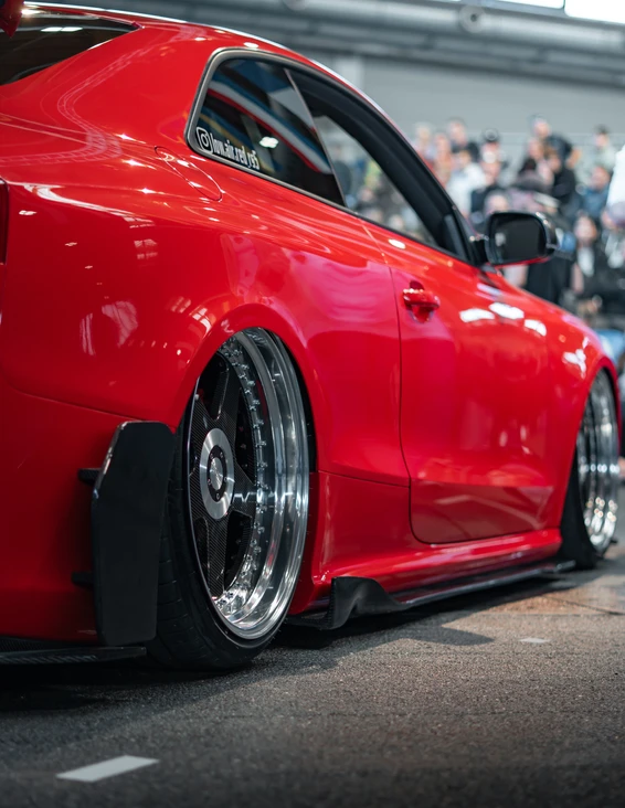 Roter Sportwagen mit tiefem Fahrwerk auf der Tuning World Bodensee 2026