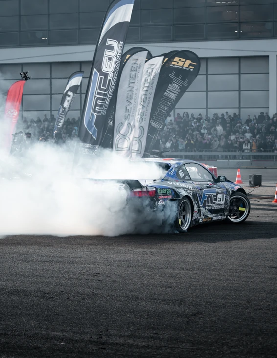 Driftvorführung auf der Tuning World Bodensee 2026 Driftwagen bei der Tuning World Bodensee 2026 in Friedrichshafen, mit Reifenqualm