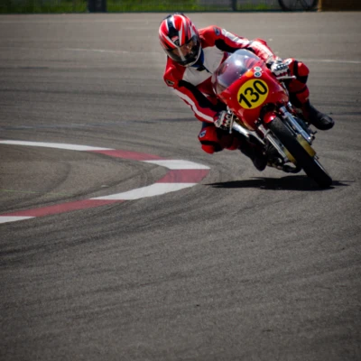 Motorrad rote Schräglage