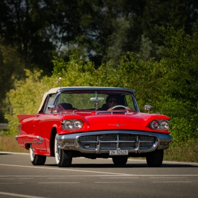 Roter Oldtimer Sonnenlicht
