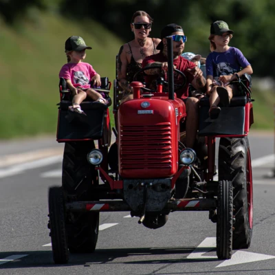 Familie-mit-Traktor