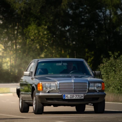 Mercedes im Sonnenlicht